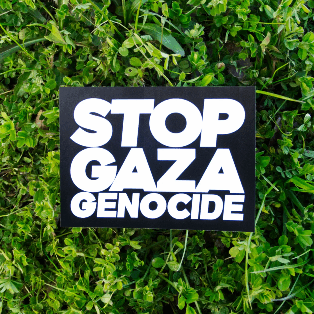「STOP GAZA GENOCIDE」ステッカーの写真
