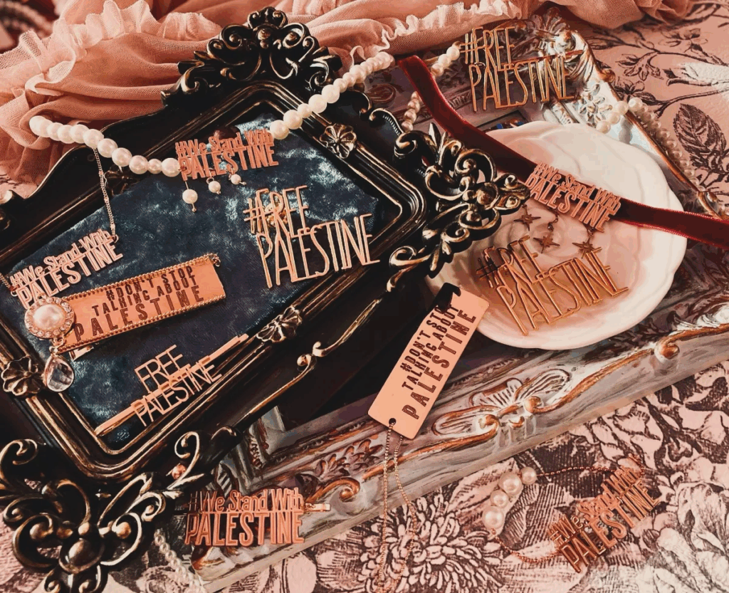 RÉSISTIQUEさんの、＃FREE PALESTINE、#We stand with PALESTINEなどのメッセージが入ったアクセサリーの写真