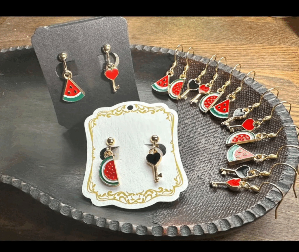「すいか」と「鍵」をモチーフにしたピアス・イヤリングの写真