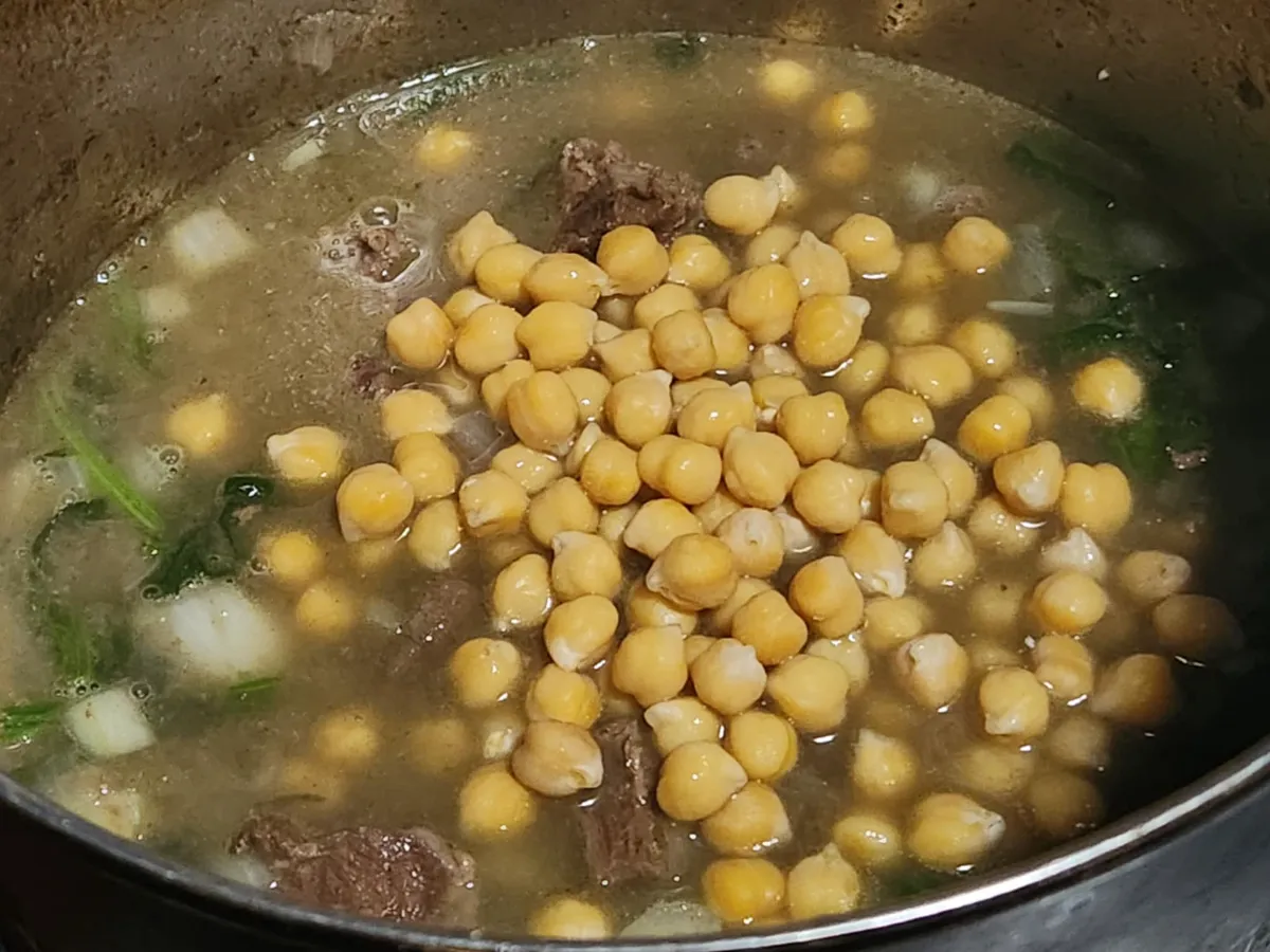 鍋に牛肉とスープを戻してヒヨコ豆を加えたところ。ここにスマックペーストを足します